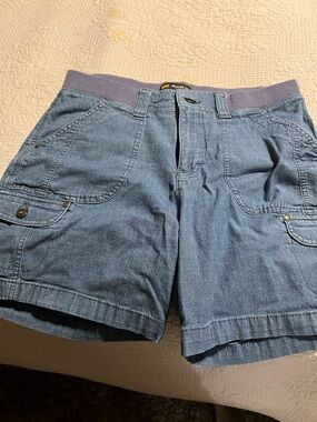 Lee Relaxed Fit Mid Rise Denim Shorts in Navy Waistband and Blue Wash